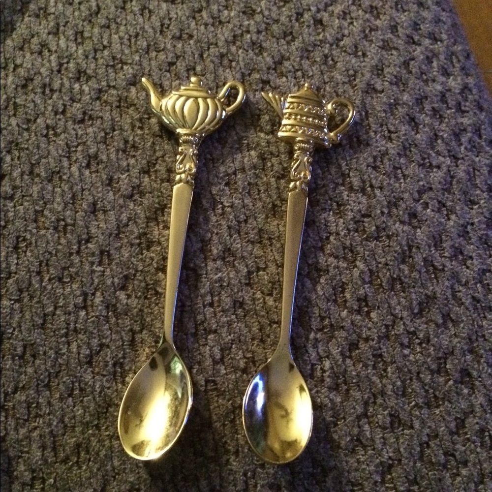 2 gold color teapot tea spoons.